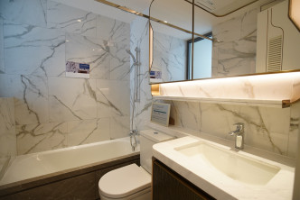 浴室採浴缸設計，可享浸浴之樂。（2A座28樓E室交樓標準示範單位）