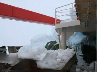 船頭甲板堆滿冰雪。（網圖）