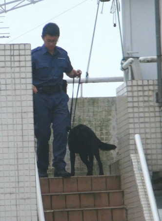 警员带同警犬在现场搜证调查。 林明思摄
