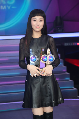 Gigi在《声梦》决赛夺得《专业评选大奖》、《观众热选大奖》及总冠军《传奇新星》，成为三料冠军。