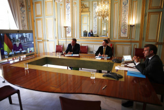 法國總統馬克龍在巴黎愛麗舍宮和德國總理默克爾舉行視像會議。AP