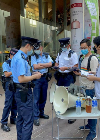 職工盟早前擺街站呼籲抵制新彊棉，遭警方截查。 網上圖片