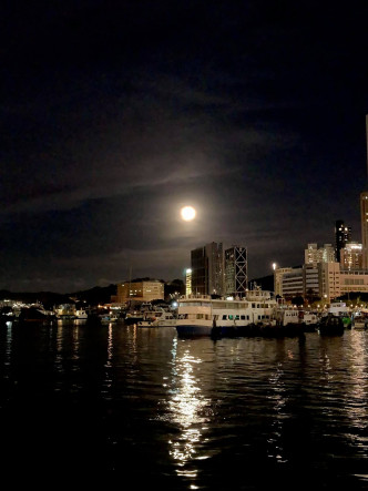 西灣河市民拍攝的月色。群組「社區天氣觀測計劃CWOS」網民M Yin Cheng圖片