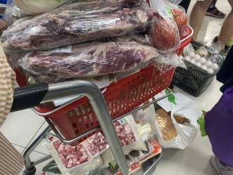 有人一口氣買了10盒肉品，有居民表示，「終於有肉吃了」！網圖