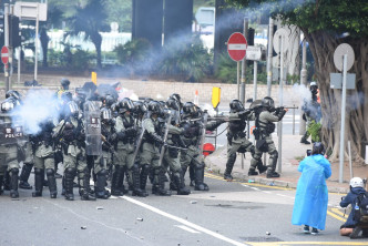 防暴警察发射催泪弹