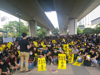 荃灣公園已有大批身穿黑衣的市民聚集