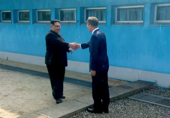 兩韓領導歷史性握手。AP