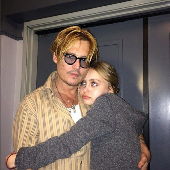 Lily-Rose跟父亲Johnny Depp。(网上图片)