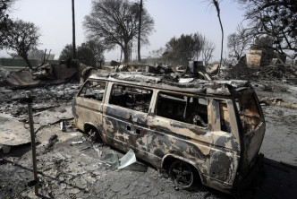 搜索人員繼續在廢墟和被燒毀的汽車中尋找失蹤人士。AP