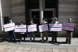 有市民在英国领事馆外抗议英国干预香港问题。