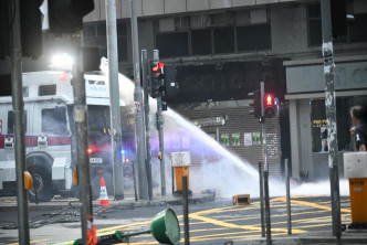 警方水炮車射水驅散示威者。