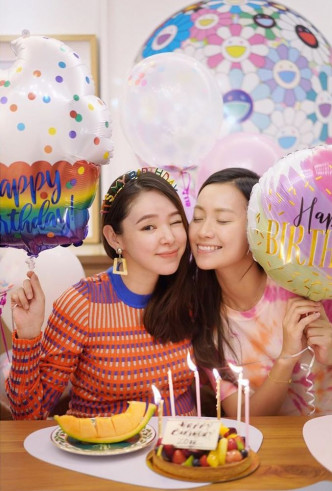 早前Zoie跟好友楊愛瑾慶祝10月10日的生日。