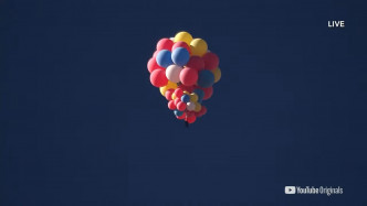布萊恩手持約50個氦氣氣球成功升空。 影片截圖