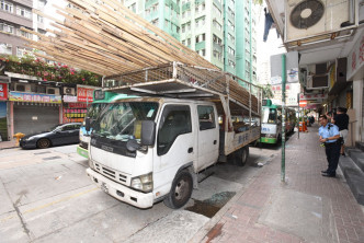 红磡一辆小巴和货车遭击醉玻璃。