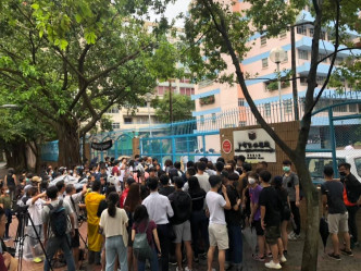 小西灣的中華基金中學有學生發起罷課。 東區社區幹事蔡志強FB圖