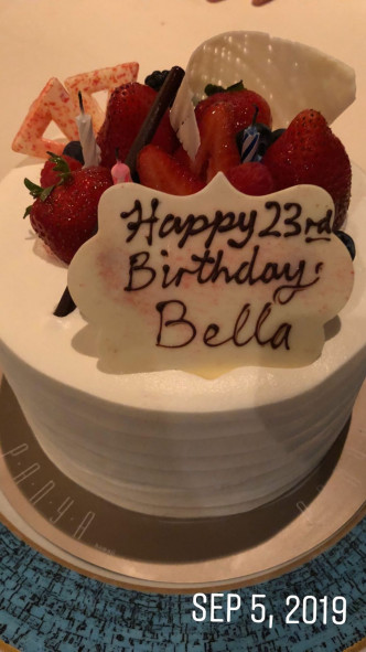 Bella重温去年的生日蛋糕。