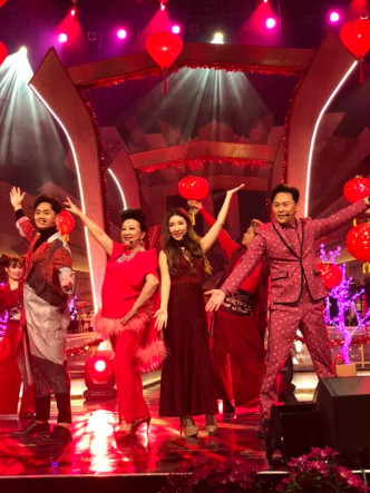 家燕姐透露新年特辑会在年初三情人节播出，一众艺人会着到红当当大唱情歌。