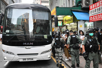 警方將被捕人士扣押上旅遊巴。