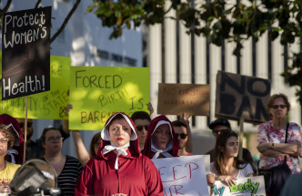 大批支持堕胎权利的示威者在阿拉巴马州议会外抗议。AP图片