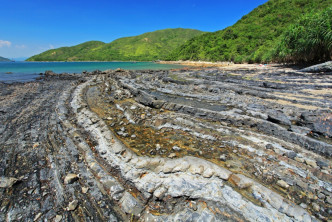 荔枝庄码头以西的岸边，展示著层层叠叠的沉积岩。资料图片