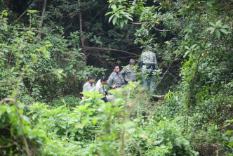 警員在附近追緝疑犯，但未有發現。楊偉亨攝