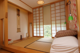  圖中睡房採用榻榻米蓆紋地台，仿照日式和室設計。