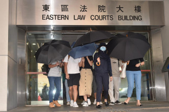 有支持者到庭外撑起雨伞阵遮挡被告。