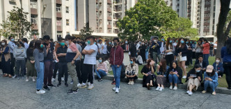 約500人在鰂魚涌太古港島東中心空地聚集。