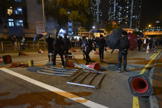 示威者利用鐵欄雜物堵塞馬路