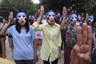 缅甸示威者利用复活蛋传达抗议字句。AP图片