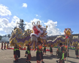 警察银乐队及龙狮队载歌载舞欢送编队离港。