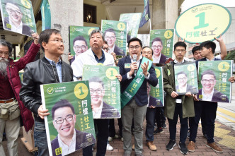 補選候選人還有民主派支持的社區前進李國權。