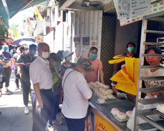 饼店生意理想，不少市民排队购买平安包。