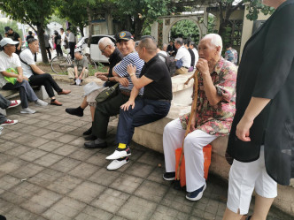 北京民眾在公墓外等候進入弔唁。張言天攝