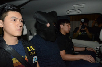 被捕人士由探員押解離開西九龍警察總部