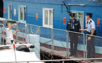 警方向船家查询失踪姓何夫妇的日常出海工作。