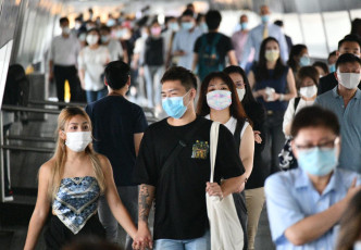 张竹君指要病患佩戴口罩才能有效防止感染。