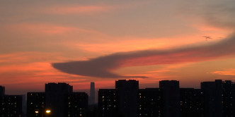 東九龍市民拍攝到火燒雲。群組「社區天氣觀測計劃CWOS」網民Simon Ling圖片