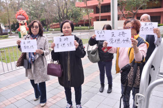 一批李偲嫣的支持者亦有到场。