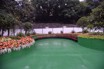網球場改建而成的小花園。