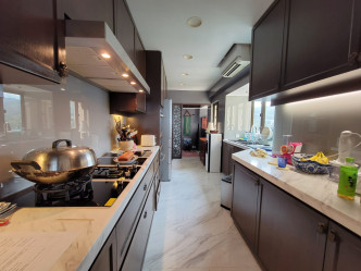 厨房设有两边工作枱，提供充裕的备餐及储物空间。