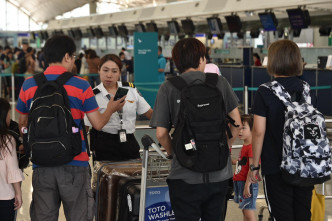 機管局表示，客運大樓今日比較繁忙，呼籲旅客聯絡航空公司確認航班後才出發前往機場。