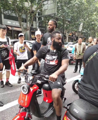 NBA球星夏登一行人昨日在上海街头因驾驶电动车时遭交警拦下。网上图片
