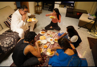 片中加入南印度家庭色彩，乔宝宝、陈欣妍等要用手拎饭食。