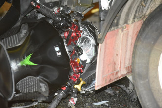 電單車直撞貨車，損毀嚴重。