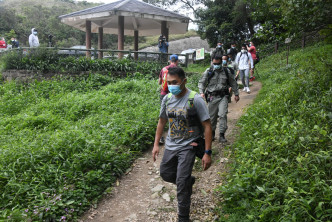 警方登山调查石乐荞失踪案。