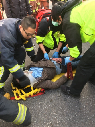 潘男被消防员救出后仍然昏迷。（网图）