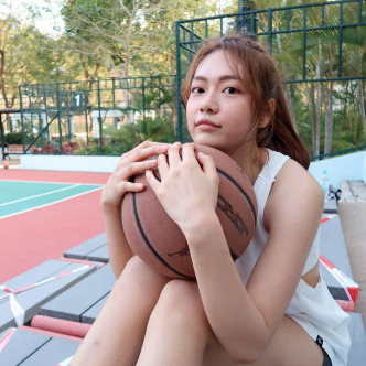 游嘉欣最怕晒黑，所以少咗打篮球。