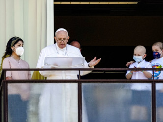 天主教教宗方济各留院一星期后首度公开露面。AP图片