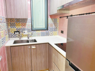 厨房设备大致簇新，以电磁炉煮食，有助减少油烟和便于清洁。